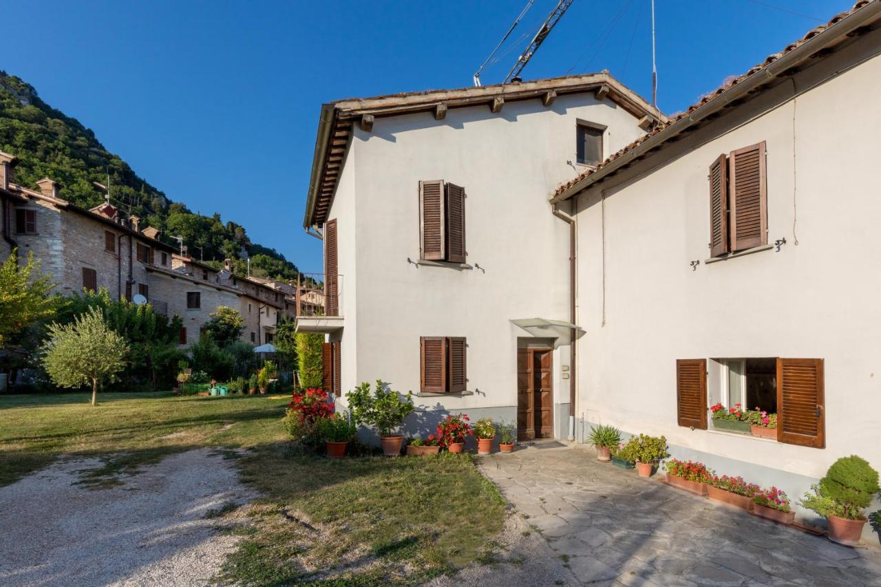 Borgo Santa Lucia Apartment With Private Parking & Garden Губио Екстериор снимка